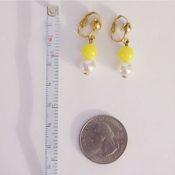 5/$25. Vintage Yellow faux pearl dangle earrings - Picture 4 of 4
